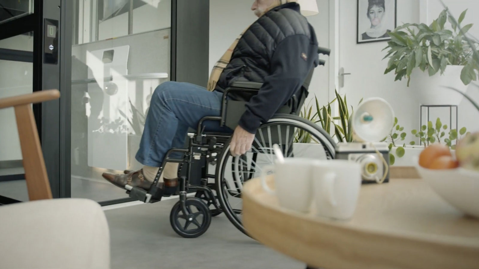 the wheelchair user is going to use the disabled lift cibes air the wheelchair user is going to use the disabled lift cibes air